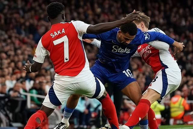 泽林斯基：如果这都能判点球，那所有的接触都是点球（泽林斯基质疑判罚：按这标准，所有接触都该判点球）