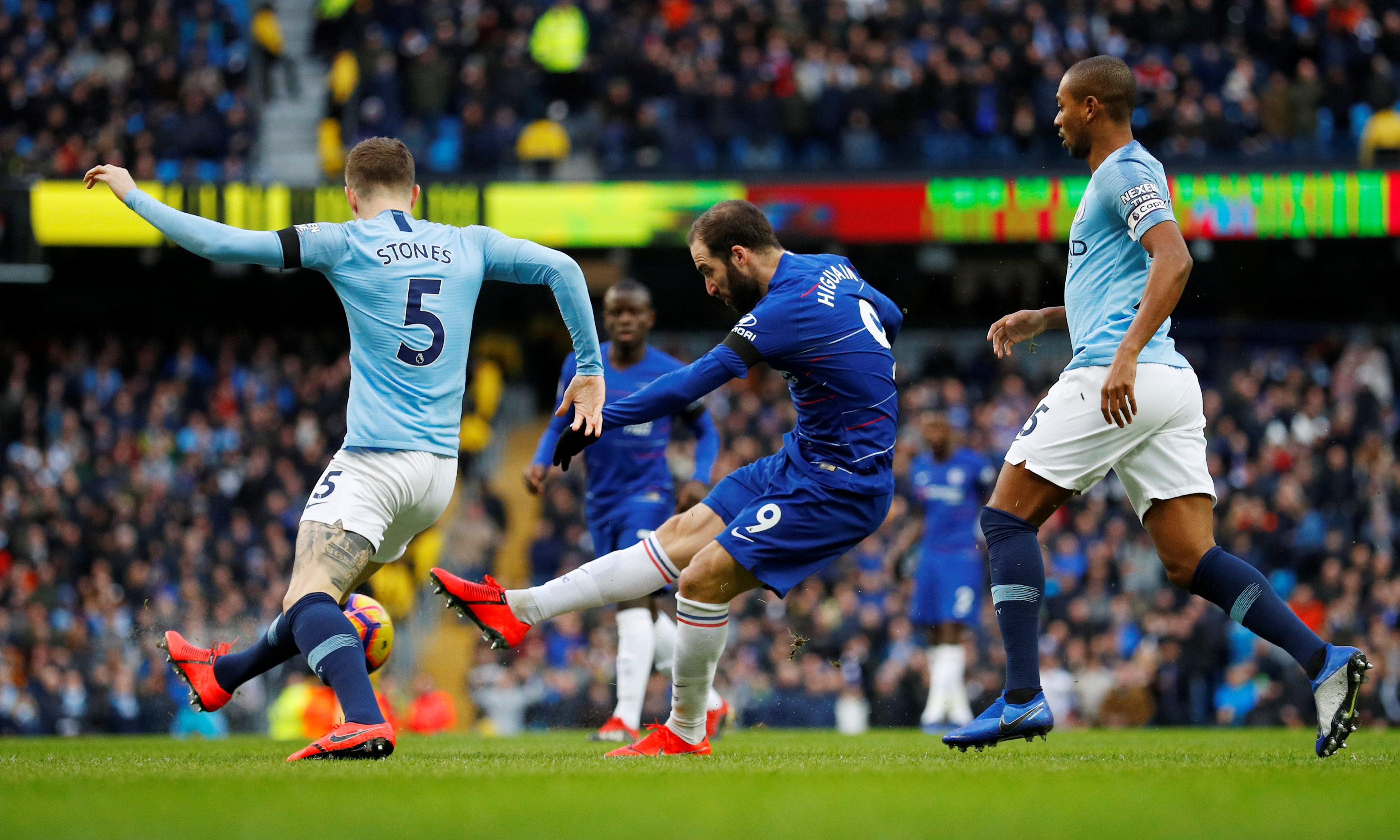 格纳布里：凯恩在防守中表现出色，进球归功于球队定位球教练（格纳布里称赞凯恩防守出色：进球功劳属于球队的定位球教练）