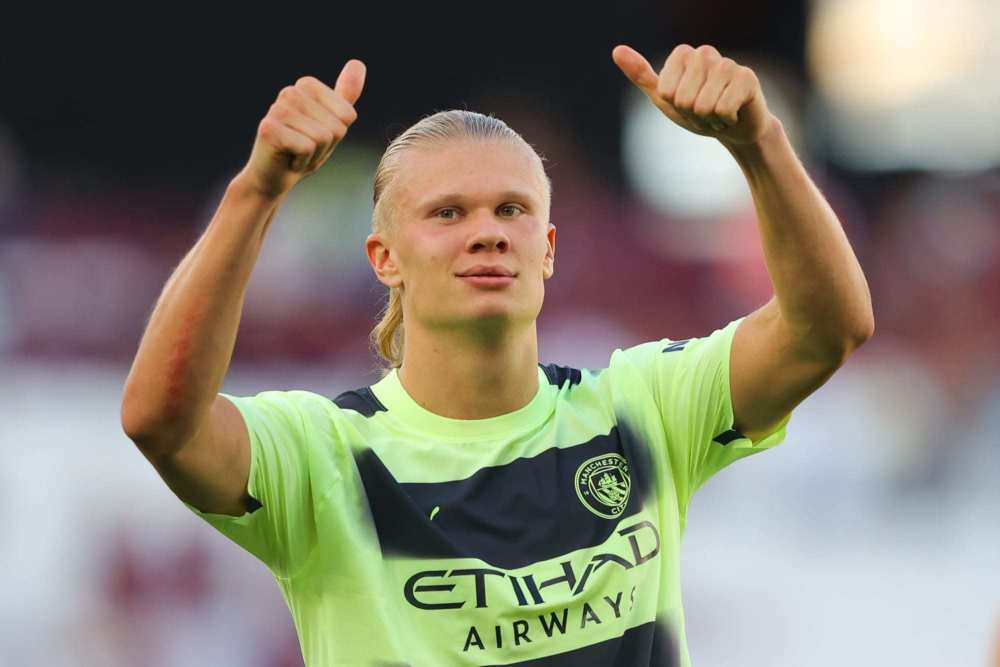 名记：字母最近向队友强调专注篮球的重要性，别被外界声音干扰（名记：字母哥近日提醒队友把心思放在篮球上，勿被外界杂音分心）