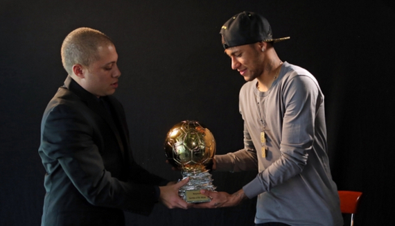 两张合影，一张和老乡一张和金靴。赛前法比奥说这场...（赛前法比奥的两张合影：一张与老乡，一张与金靴）