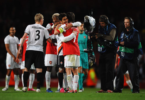 阿斯顿维拉在埃梅里带领下强势冲击英超争冠，与阿森纳激烈争夺榜首。（埃梅里率领阿斯顿维拉强势冲击英超冠军，与阿森纳上演榜首对决）